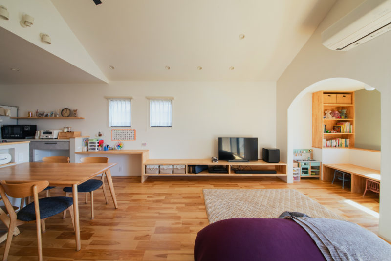 テレビボードからデスクへとシームレスに繋がる造作カウンターが、広々とした空間をよりスッキリと見せてくれる。