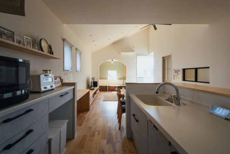 キッチンからヌックを見る。<br />
奥行きを感じる。