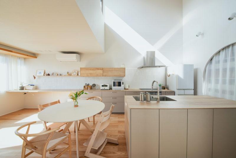 壁面に差し込む光が家族をやさしく包み込む