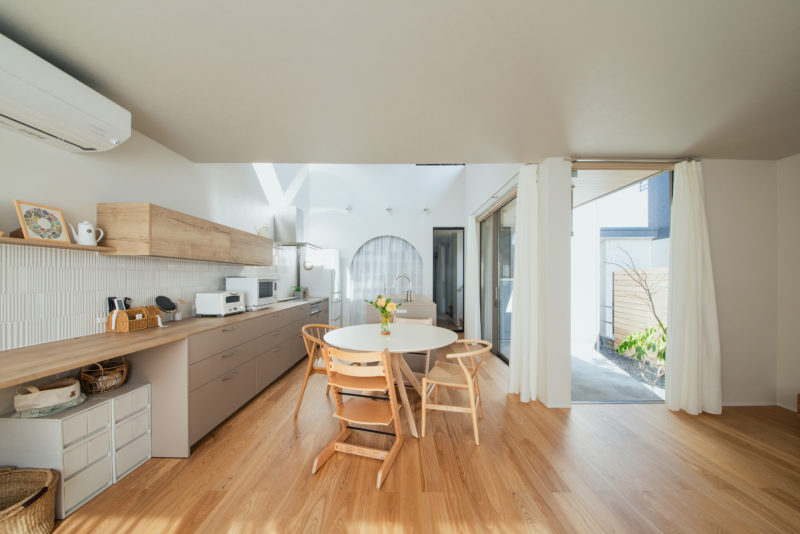 キッチンからリビングまで続くタイルが視線を奥へと運ぶ