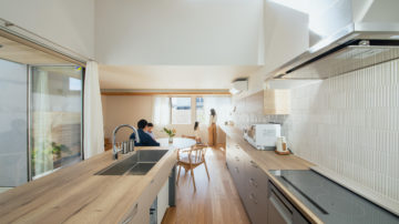 光と暮らす吹抜けリビングのある家