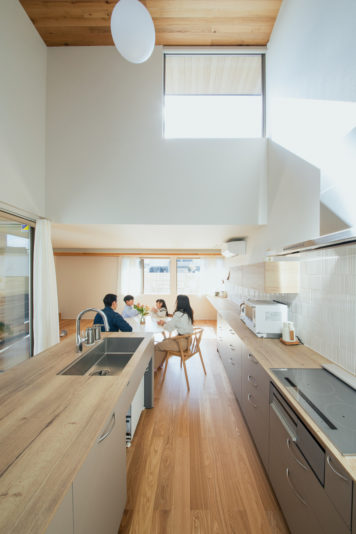 間口の狭い敷地に対して、ＬＤＫ全体に光を届ける吹抜けリビング